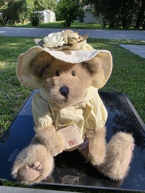 Lady Flora Monarch Boyds Bear TJ Best Dressed Collection Yellow Outfit N Hat VTG